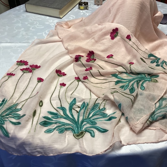 ELIZEBETH GILLETT colorful embroidered flower SHAWL - Picture 4 of 7